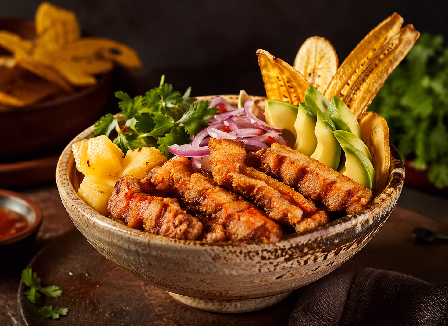 Ceviche de chicharrón servido en un bowl rústico con aguacate, cebolla morada, cilantro, piña y chips de plátano.
