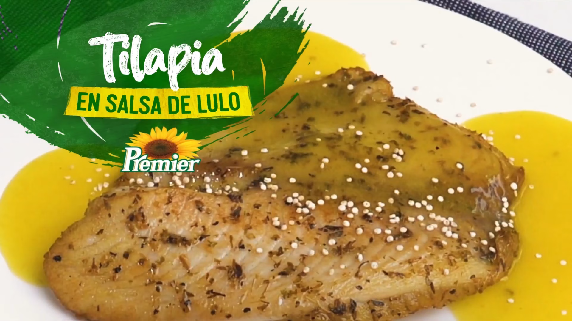 Plato blanco con un filete de tilapia bañado en salsa de lulo. Algunas semillas de lulo acompañan el trozo de pescado.